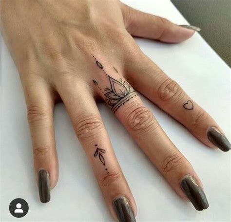 Pin Di M P Su Tatoo Tatuaggi Sulle Dita Idee Per Tatuaggi Tatuaggi