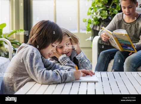 Los niños que estudian en la habitación durante el viaje de campo