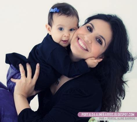 FOTO Aline Barros e Maria Catherine são capa da revista Vida Bebê