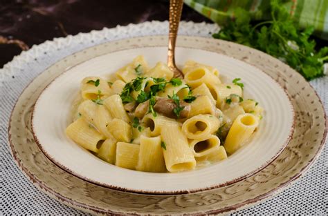 Pasta Con Patate Funghi Porcini E Provola Affumicata Cremosa E Saporita