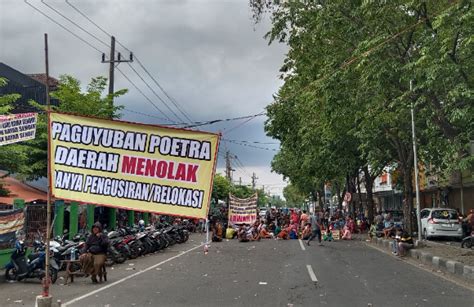 Tolak Relokasi Pedagang Pasar Larangan Blokade Jalan Utama Sidoarjo