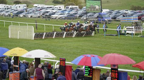 'Sad scenes' as Fakenham races hit by 'sizeable delay' with screens put ...