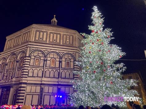 Foto L Accensione Dell Albero Di Natale