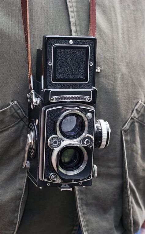 Fotograaf Met Een Oude Camera Stock Foto Image Of Geïsoleerd Hangen 19335468