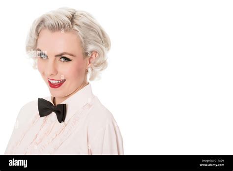 Portrait de jeune serveuse blonde avec un espace réservé au texte isolé sur blanc en format