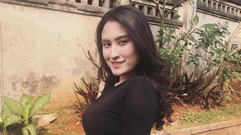 Hot Sexy Angbeen Rishi Bikini Pics