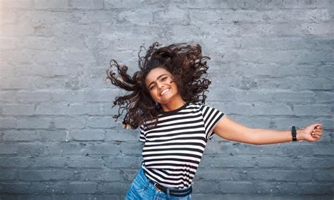 Bailar Es Un Atajo A La Felicidad Retrato De Una Mujer Joven Bailando