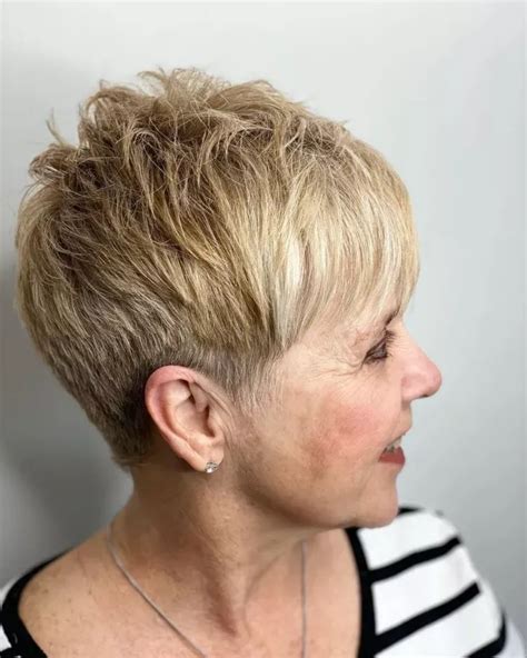 Coupe pour cheveux fins et clairsemés femme 60 ans laquelle pour vous