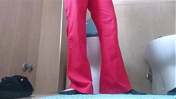 es hora de ir al baño con mis pantalones rojos XVIDEOS
