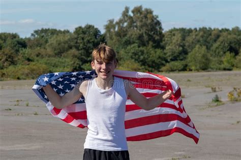 Adolescente Acenando A Bandeira Americana Imagem De Stock Imagem De