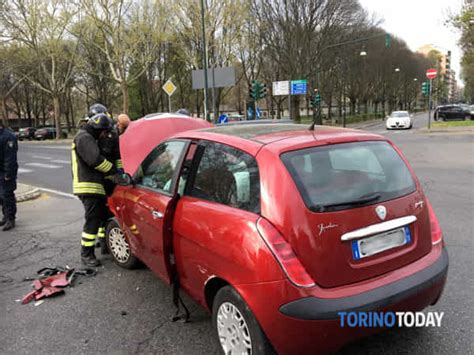 Incidente In Corso Novara Angolo Corso Regio Parco Auto Ribaltata