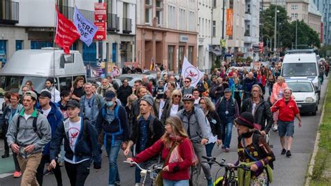 Corona Protest Demos Gegen Corona Politik In Berlin Polizei