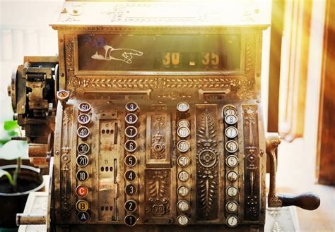 Caixa registradora vintage em uma antiga farmácia Foto Premium