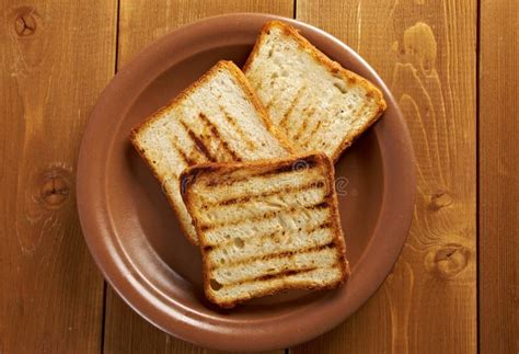 Pila De Rebanadas De Pan Tostado En Un Solo Plato Blanco Aislado Sobre