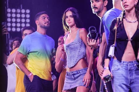 De Barriga De Fora E Minissaia Bruna Marquezine Rebola Muito Em Show