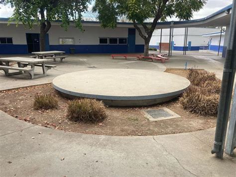 Suzanne Middle School - Circle Manny Pad - FindSkateSpots