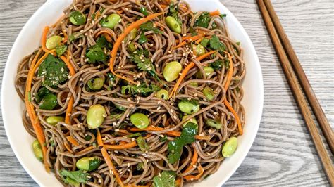 Salade De Nouilles Soba Au S Same Hop Dans Le Wok