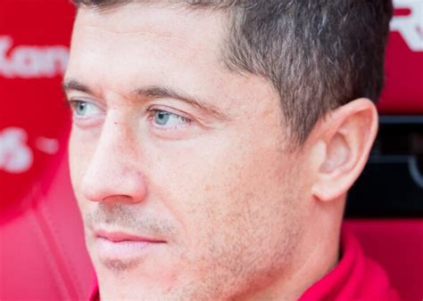 Descubre la Biografía de Robert Lewandowski La Trayectoria del Ícono