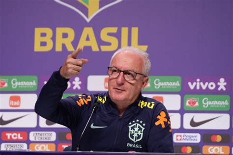 Dorival Júnior corta trio da seleção e convoca Léo Jardim Fabrício