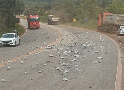 Carga De Pedras Se Solta De Caminh O E Se Espalha Na Rodovia Br Em