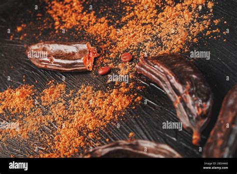 Algarrobo Sobre Un Fondo Negro Con Textura En Forma De Flor Explotadora