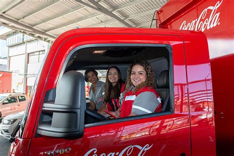 Coca Cola Femsa Ampl A Su Flotilla Con Camiones Sostenibles Y Seguros