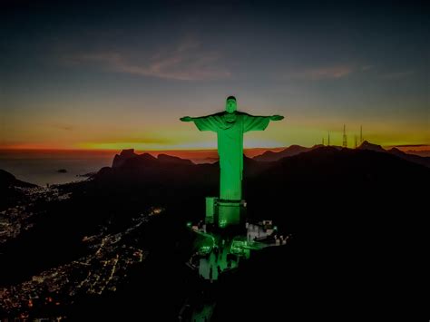 Cristo Redentor Iluminado Em Verde Pelo Dia Do Esperanto Santu Rio