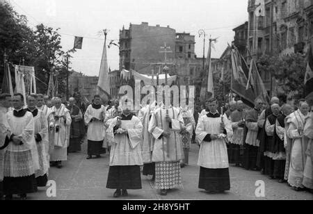 Warszawa 1946 06 20 Procesja w uroczystoœæ Boego Cia³a ulicami