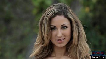 Le modèle Playboy de la blonde blonde aux gros seins se déshabille XVIDEOS