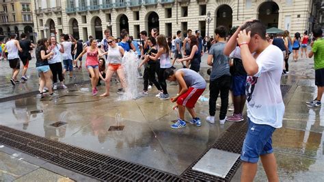 Iniziano Le Vacanze Scolastiche Gli Studenti Torinesi In Festa Tra Le