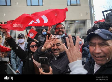 Los Manifestantes De Los Movimientos Islamistas Dan El Saludo De Cuatro Dedos Signo De Rabaa