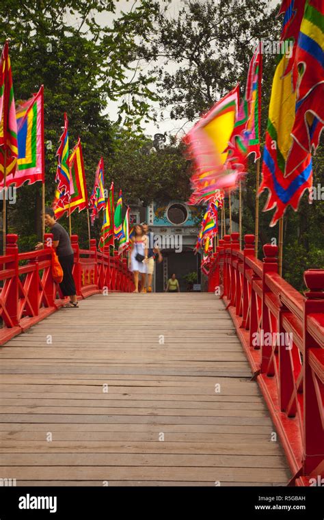 Bridge hoan kiem lake hanoi vietnam hi-res stock photography and images ...