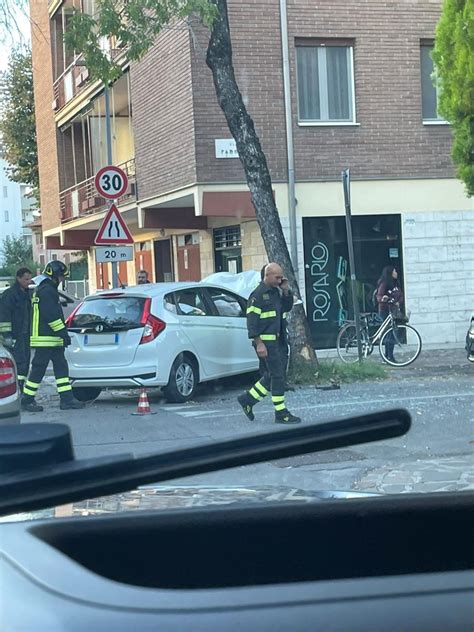 Modena Violento Schianto Lungo Via Padova Due Donne Restano Ferite