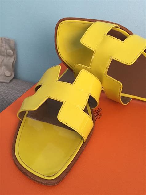 Hermès Oran Vernis fluo Cuir vernis Jaune ref 16713 Joli Closet