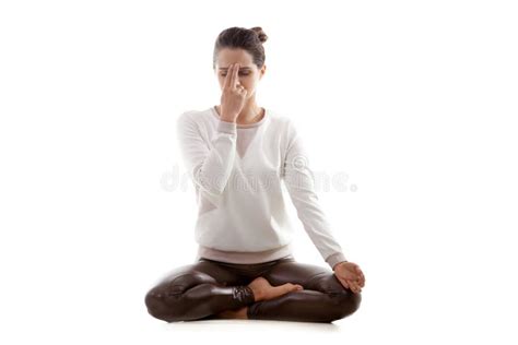 Pranayama Do Shodhana Do Nadi Da Prática Da Ioga Imagem De Stock Imagem De Treinamento Modelo