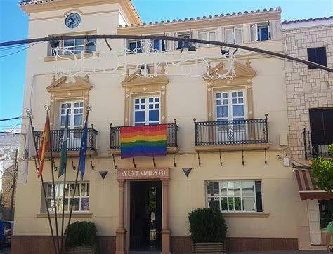 La bandera arcoíris luce ya en nuestro Ayuntamiento para conmemorar el