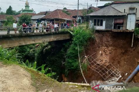 Delapan Rumah Di Sukabumi Rusak Berat Akibat Tergerus Tanah Longsor