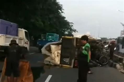 Hilang Kendali Truk Pengangkut Beras Terguling Di Flyover Pesing