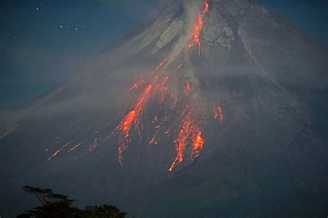 Endonezya Daki Merapi Yanarda Nda Volkanik Hareketlilik