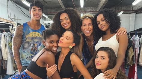 Mariana Rios no elenco filme Um Ano Inesquecível Verão chega