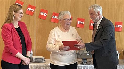 Spd Ortsverein Bergkamen Mitte Ehrte Wieder Seine Jubilarinnen Und