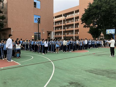 凝聚力量 “拔”出热情 ——麻涌镇古梅中心小学第一届体育节暨五、六年级拔河比赛班级运动校园