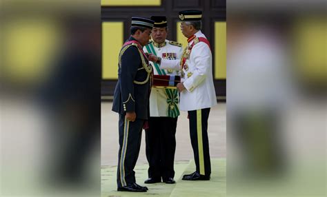 Agong Kurnia Pingat Kepada Angkatan Tentera Panglima Tudm Terima