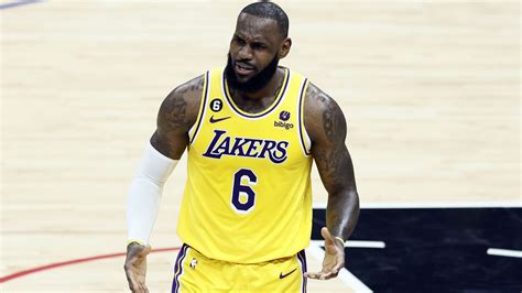 LeBron James Se Encara Con Aficionado Luego De La Derrota De Los Lakers