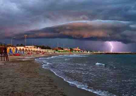 Addio Al Caldo In Arrivo La Burrasca Di Ferragosto Con Rovesci E