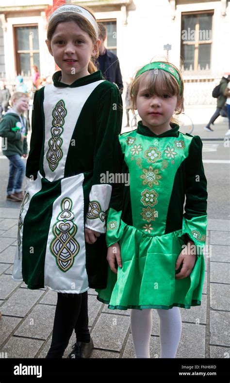 Dos Jóvenes Muchachas Vestidas Con El Traje Tradicional Irlandés