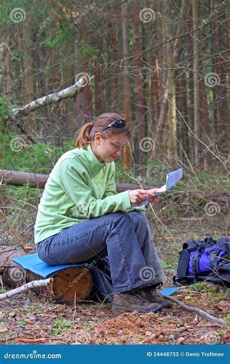 Muchacha Hojas De Ruta Traveler En Las Maderas Que Leen Una