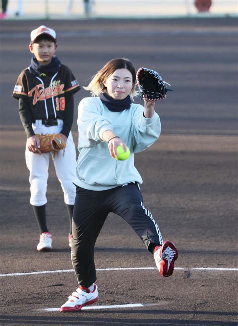 渋野日向子 地元岡山で小学生ソフトボール大会「打たれた～！」東京金の原田のどかと真剣勝負も ゴルフ写真ニュース 日刊スポーツ