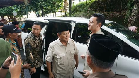 Prabowo Dan Sang Putra Berziarah Ke Makam Soeharto Tanpa Ditemani