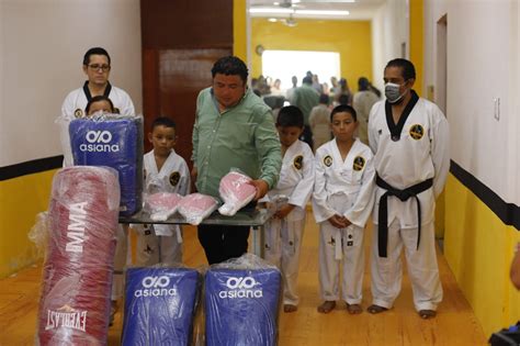 Edwin Bojórquez entrega material deportivo a una escuela de Tae Kwon Do